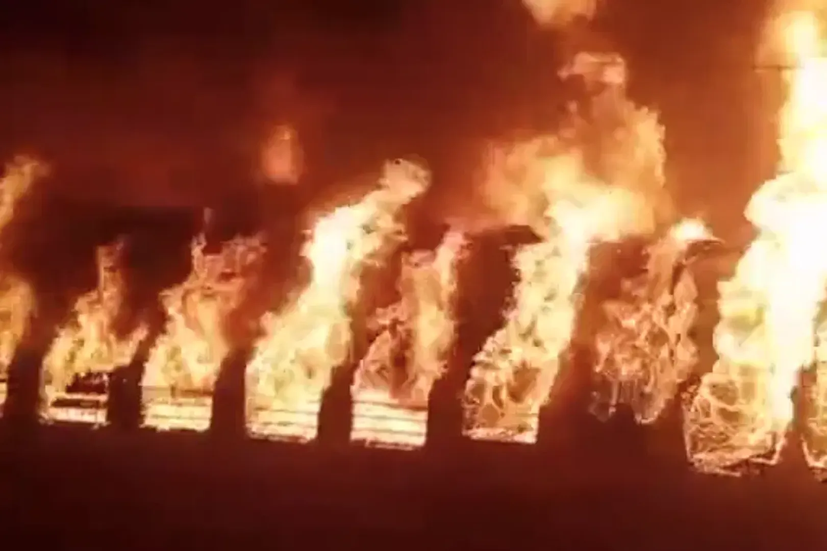 10 dead bodies, 20 injured; Massive fire in train in compartment