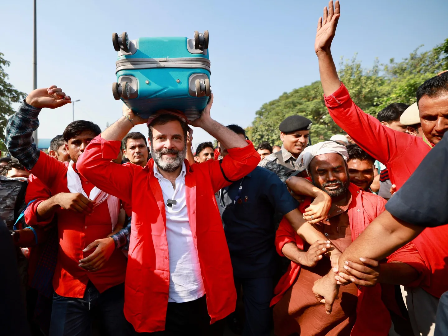 Rahul Gandhi turns 'coolie' at the Anand Vihar ISBT