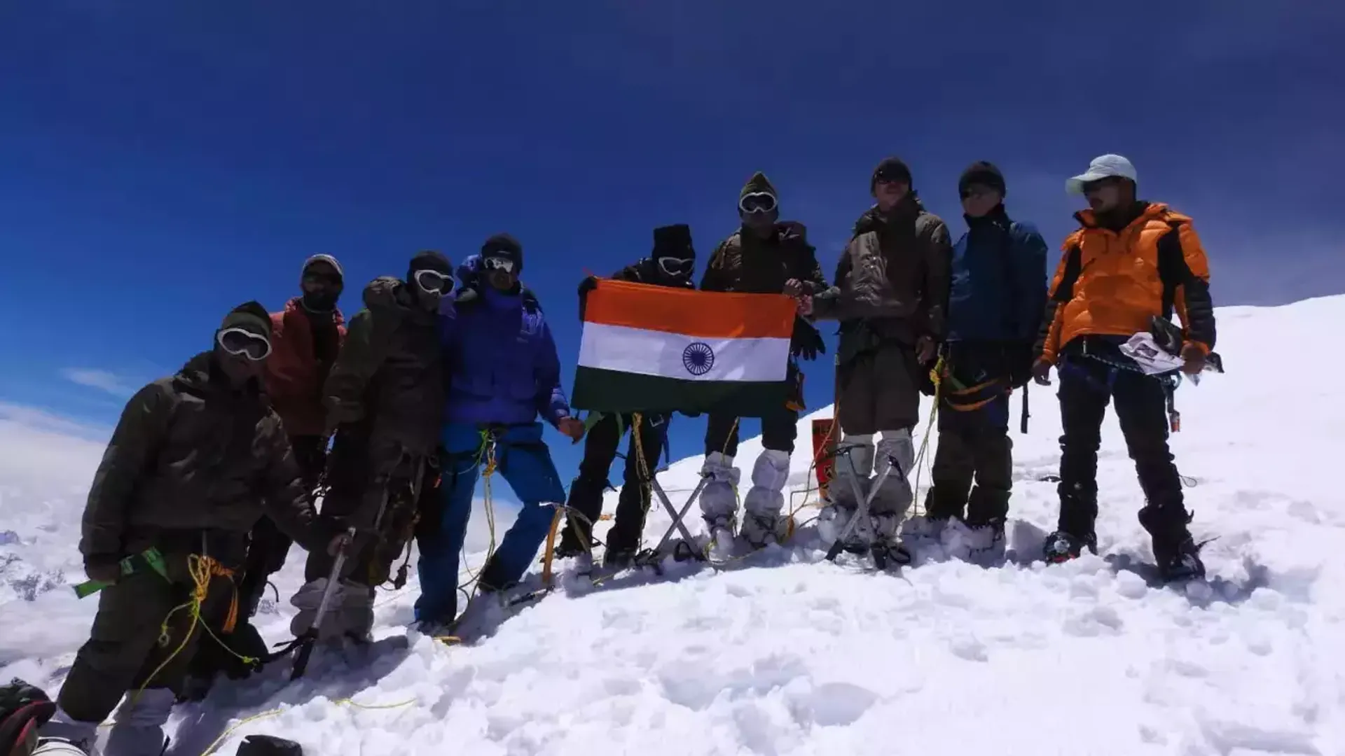 20 mountaineers scale the highest peaks in all 28 states to hoist the Indian flag