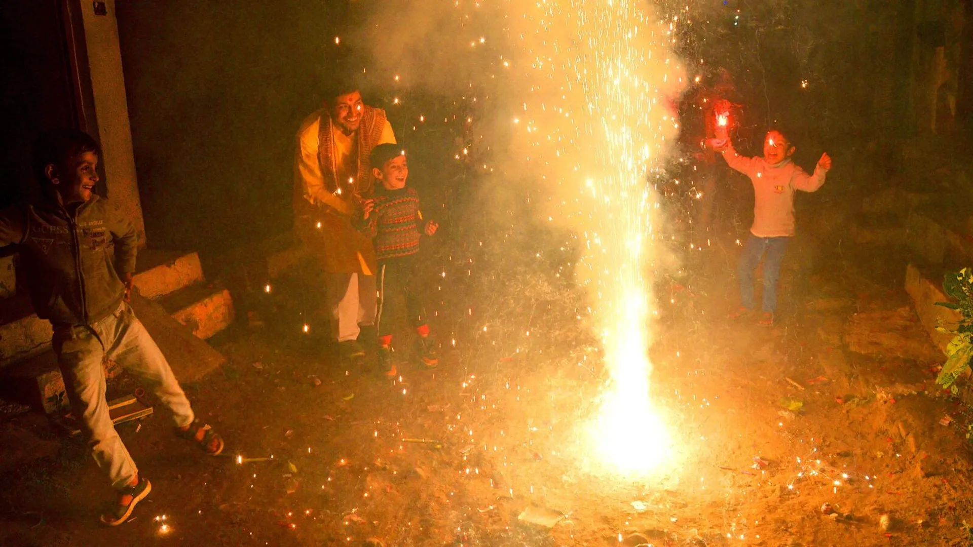 1 in 3 families in Delhi-NCR planning to burst firecrackers on Diwali despite the ban