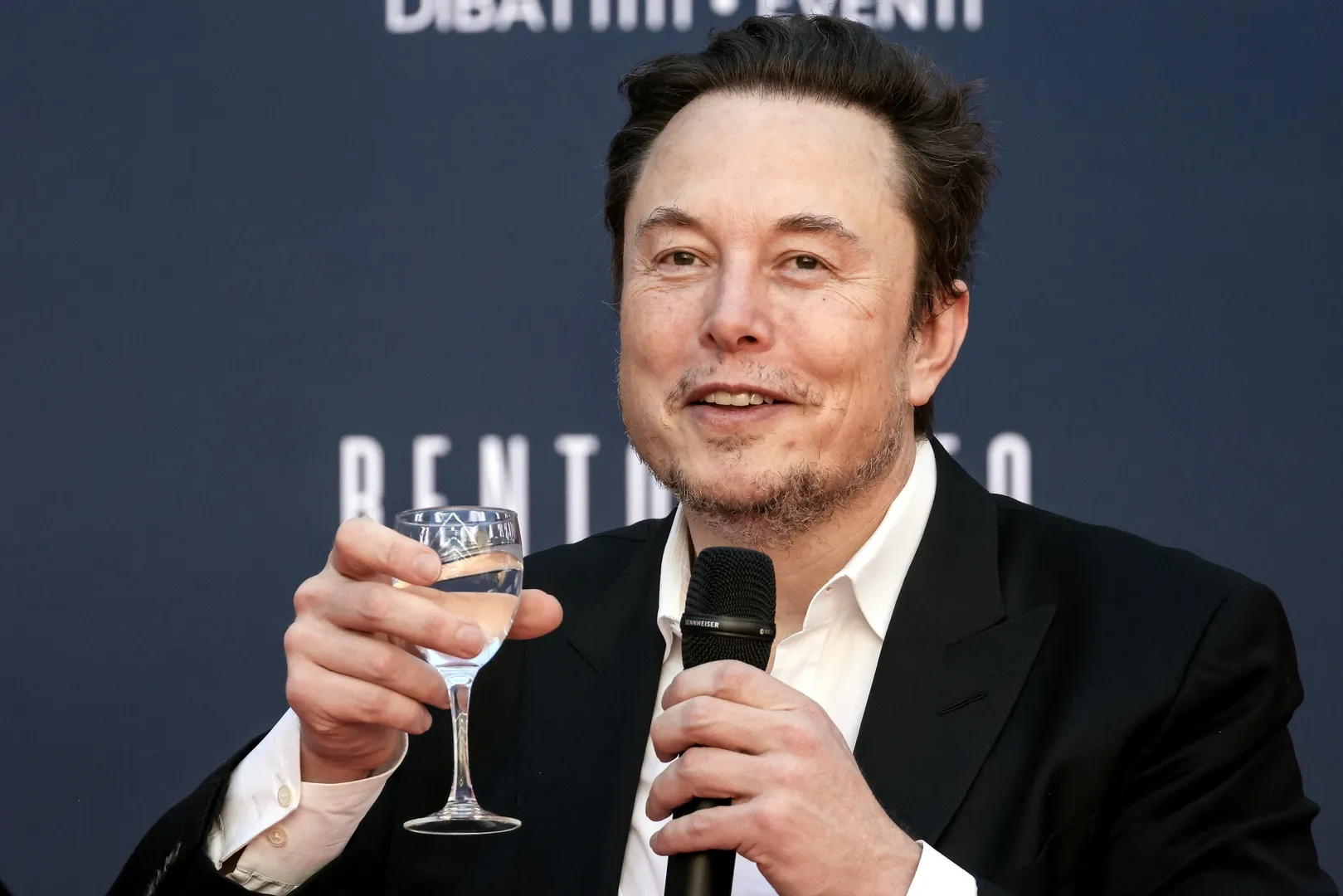 Former Tesla director Larry Ellison invited Elon Musk to Hawaii to 'dry out' from drugs