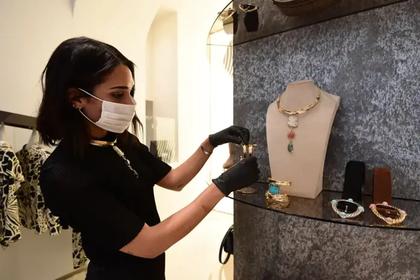 People are likely to spend on jewellery, luxury goods when they use digital payments: Study