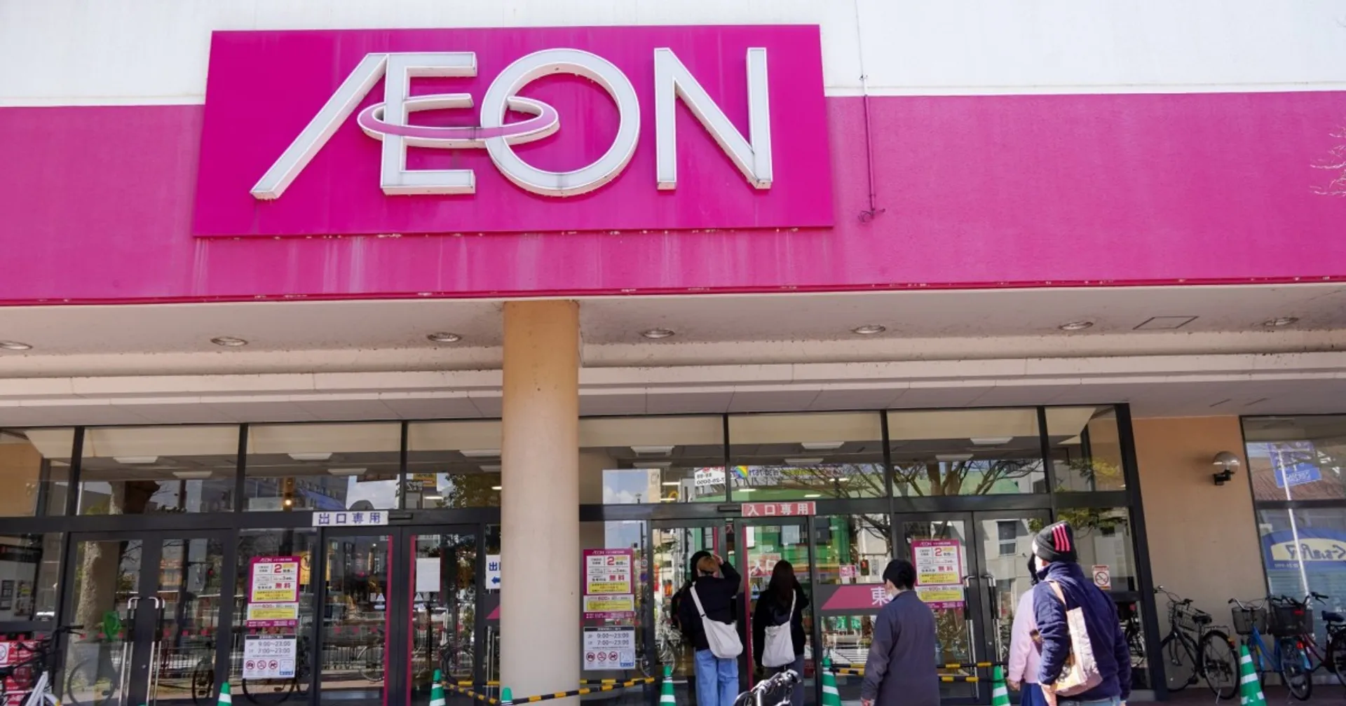 Japanese supermarket AEON is using powerful AI to assess and standardise staff smiles