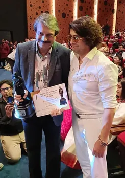 Sonu Nigam with Chaitanya Padukone at the DPFF Awards