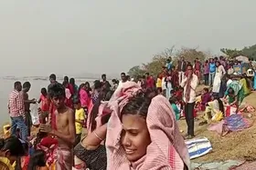 পৌষ সংক্রান্তিতে পুন্যস্নানের ভিড় দামোদরে