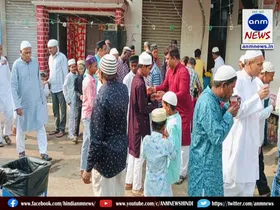 Distribution of cold drinks by Shri Shri Sangh Shri Club