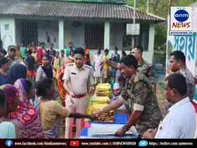 Distribution of clothes by Jhamboni Police Station
