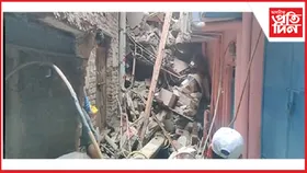 দিল্লীত ভাঙিল চাৰিমহলীয়া অট্টালিকা, ধ্বংসাৱশেষত আবদ্ধ বহুকেইজন লোক