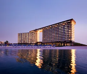 Mövenpick Resort Al Marjan Island Celebrates 3rd Anniversary with Three Years of Paradise – A Tropical Tribute