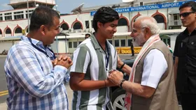 Vaibhav meets PM Modi: ধোনির পর এবার প্রধানমন্ত্রী মোদীর পা ছুঁয়ে প্রণাম, ১৪০ কোটি দেশবাসীর মন জিতলেন বৈভব