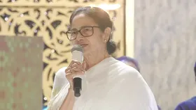 Mamata Banerjee: বাংলা সিরিয়ালে শুধুই হিন্দি গান? মহানায়ক সম্মানের মঞ্চেই গর্জে উঠলেন মুখ্যমন্ত্রী