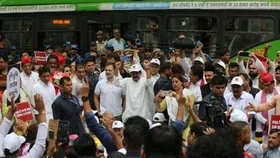 Opposition March:বিক্ষোভে উত্তাল দিল্লি! ধস্তাধস্তিতে অসুস্থ TMC সাংসদ মিতালী বাগ, বাসে রাহুলের সামনেই অজ্ঞান মহুয়া