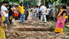 road digging:রাস্তা কেটে বেনজির প্রতিবাদ! 'পাড়া সমাধান' প্রকল্পের কাজে গিয়ে বিপাকে সরকারি আধিকারিকরা