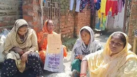 Malda News: মর্যাদা আদায়ের লড়াই, শ্বশুরবাড়ির সামনেই ধর্নায় গৃহবধূ
