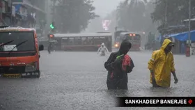 Mumbai Rains:টানা বৃষ্টিতে মুম্বইয়ে দুর্বিষহ বিপর্যয়: বিদ্যুৎ, জল, রেল, জনজীবন সবই স্তব্ধ