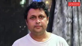 Bollywood actor: বিক্রি করতেন পেন, রেল ষ্টেশনেই পাল্টাল দিন, ৪টি ফ্ল্যাটের মালিক এই অভিনেতা, চেনেন?