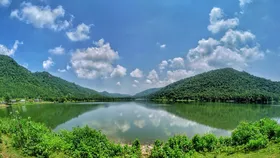Weekend getaway:পাহাড়-হ্রদের অপরূপ মেলবন্ধন! বর্ষায় কলকাতার কাছেই এপ্রান্তের চিত্তাকর্ষক শোভা ভাষায় প্রকাশ কঠিন