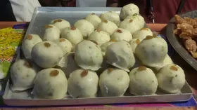 Bengali Sweets: যুগের পর যুগ মন হরণ করছে এই মিষ্টি, অতি সহজে বাড়িতে বানান মনোহরা