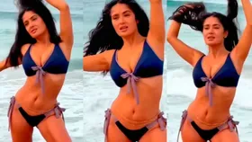 58-year-old Salma Hayek turns up the heat in a bold navy bikini; Video –