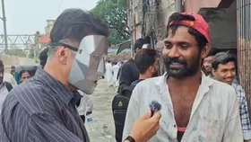 OMG! Akshay Kumar taking public reviews at Gaiety Galaxy; Watch Video –