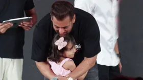 Salman Khan meets a little girl who came from Vadodara to Mumbai; Video –