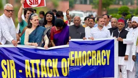 Sonia, Kharge, Rahul, Akhilesh join opposition leaders in protest against SIR