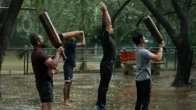 Heavy downpour in parts of Delhi leading to heavy traffic and waterlogging