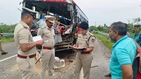 ಮಂತ್ರಾಲಯದಿಂದ ಬರುತ್ತಿದ್ದ KSRTC ಬಸ್ ಭೀಕರ ಅಪಘಾತ.. ಇಬ್ಬರು ಬಲಿ, ಹಲವರಿಗೆ ಗಾಯ