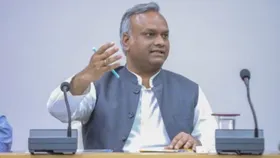 ಚುನಾವಣಾ ಆಯೋಗದವರು ಕತ್ತೆ ಕಾಯುತ್ತಿದ್ರಾ..?- ಸಚಿವ ಪ್ರಿಯಾಂಕ್ ಖರ್ಗೆ ಗರಂ
