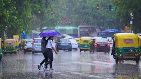 Weather Update: दिल्ली-UP के लोग मानसून का कर रहे हैं इंतजार, इन राज्यों में भारी बारिश का अलर्ट