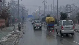Delhi NCR Weather: दिल्ली-NCR में तेज बारिश से बदला मौसम, तापमान में आई घिरावट, उमस से मिली राहत