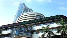 Stock Market Today: भारत-पाकिस्तान की जंग से सहमा शेयर बाजार, सेंसेक्स में 600 अंक की गिरावट, निफ्टी भी टूटा