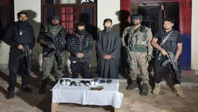Jammu Kashmir: शोपियां से दबोचे गए आतंकियों के दो मददगार, भारी मात्रा में हथियार और गोला-बारूद बरामद