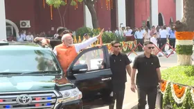 PM Modi Roadshow: पीएम मोदी ने वडोदरा में किया रोड शो, कर्नल सोफिया कुरैशी के परिवार ने पुष्पवर्षा कर किया स्वागत