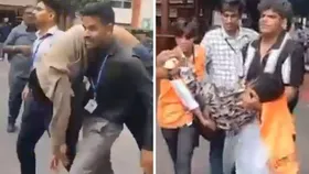 Bengluru Stampede: भगदड़ के बाद घायलों की मदद करते लोग, बिना स्ट्रेचर ऐसे अस्पताल पहुंचाया