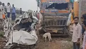 MP में बड़ा हादसा, शादी से लौट रही कार पर पलटा ओवरलोड ट्रक, 9 लोगों की मौत