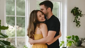 Man Mums : यहां लड़कियों को गले लगाकर हर महीने लाखों कमाते हैं लड़के, क्या आप भी कर सकते हैं कमाई