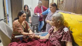 Rupali Ganguly ने ICU से बाहर आई 90 साल की फैन से की मुलाकात, तस्वीरों ने जीता फैंस का दिल