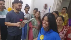 गले में मोटी चेन, हाथ में कड़ा, सगाई के बाद फुल स्वैग में पहली बार ससुराल पहुंचे रिंकू सिंह
