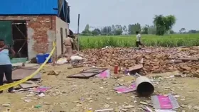 UP: अमरोहा की पटाखा फैक्ट्री में जोरदार धमाका, इमारत ढही, 6 मजदूरों की मौत