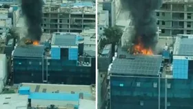 Noida Fire: इमारत में लगी भीषण आग, मची अफरातफरी, घरों से बाहर निकले लोग