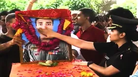 Jaipur: पायलट राजवीर पंचतत्व में विलीन, पत्नी कर्नल दीपिका ने दी अंतिम विदाई, देखने वालों के छलक पड़े आंसू