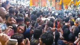 बांके बिहारी मंदिर में इतनी भीड़, देख लोगों ने कहा- 'कहीं भगदड़ ना हो जाए'