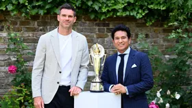 'एंडरसन-तेंदुलकर ट्रॉफी' नाम से खेली जाएगी IND vs ENG टेस्ट सीरीज, Trophy के साथ दोनों दिग्गजों ने दिया पोज