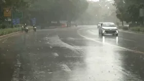 Delhi Weather Update: मौसम ने फिर ले ली करवट, झमाझम बारिश से पहुंची लोगों को गर्मी से राहत, अलर्ट जारी