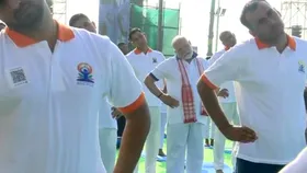 International Yoga Day: विशाखापत्तनम में पीएम मोदी ने किया योग, दुनिया भर को दी शुभकामनाएं