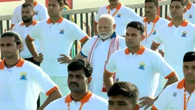 International Yoga Day: विशाखापत्तनम में पीएम मोदी ने किया योग, दुनिया भर को दी शुभकामनाएं