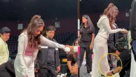 'पैसा और फेम सिर चढ़ गया', नुसरत भरूचा ने दूसरी लड़की से उतरवाए अपने जूते, भड़के यूजर्स