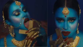 देवी बनकर इस सिंगर ने प्राइवेट पार्ट में रखा क्रॉस, हिंदू और ईसाई धर्म का किया अपमान