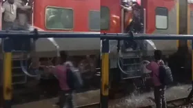 ऐसी हरकत कौन करता है? ट्रेन से जा रहे हैं लोगों के ऊपर पानी से अटैक!